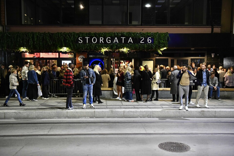PENGER: Nordmenn brukte 200 prosent mer ute på byen denne helgen enn forrige helg. Mange mennesker samlet ved utestedet Storgata 26 i Oslo. Stedets daglige leder mener gjenåpningen kom for brått. Foto: Naina Helén Jåma / NTB