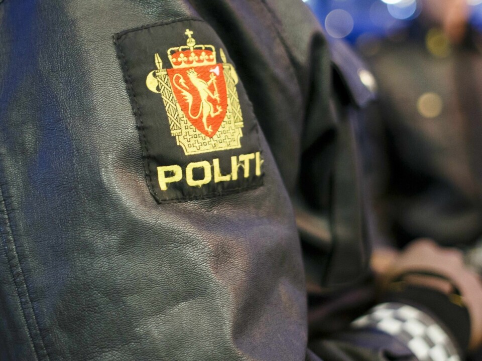 POLITI: Politiet har tatt en jente etter at det brant i to søppelkasser i Lier søndag. Det brant også flere steder i Drammen. De tror noen har startet dem med vilje. Politiet fikk inn 14 klager på høy musikk.