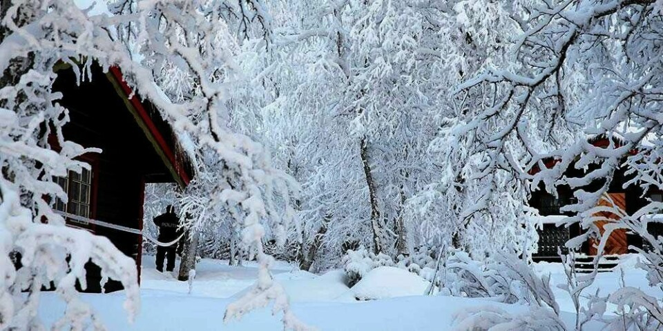 DØDE: En 13 år gammel jente ble funnet død i hytta til venstre nyttårsaften. Skolen hun gikk på, skal ha brutt loven.