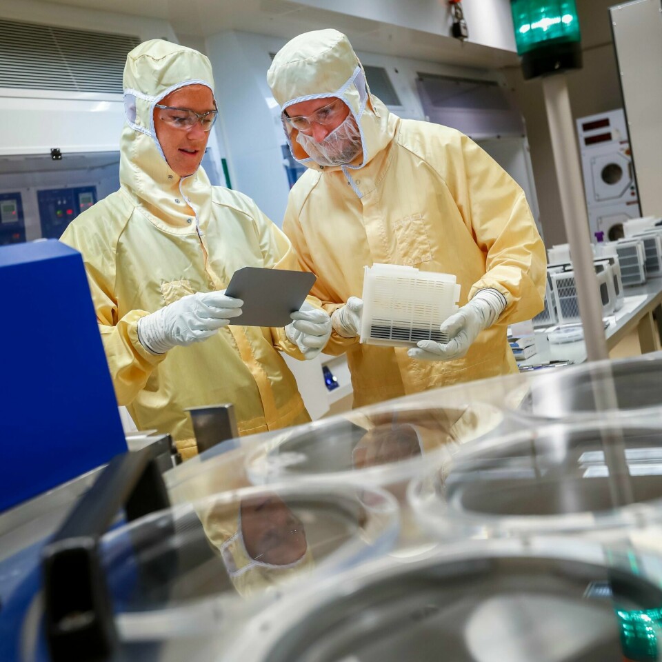 Kjeller 20180712.Forskerne Asbjørn Ulvestad og Marte O. Skare i renrommet på Institutt for energiteknikk - IFEs Solcellelab. I dette laboratoriet jobbes det med grunnforskning på silisium. Her begynte arbeidet som etter hvert utviklet seg til SiliconX-prosjektet. IFE forsker på silisium til bruk i både solceller, batterier og medisiner.Foto: Heiko Junge / NTB scanpix