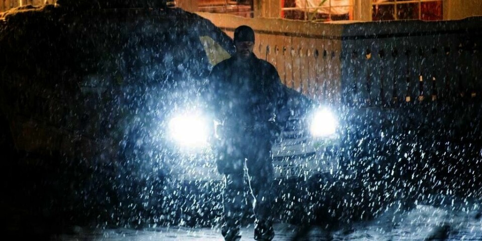 ETTERFORSKER: Politiet jobbet på åstedet natt til søndag. En person ble drept av et skudd fra en rifle lørdag kveld. Skuddet gikk av ved et uhell.