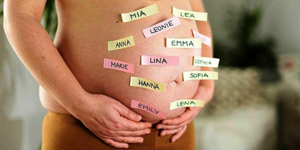 Hva skjuler magen? En Emma eller en William, kanskje?