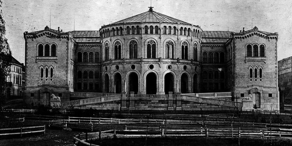 FERDIG: Dette er det første bildet som er tatt av det ferdige Stortinget i 1866.
