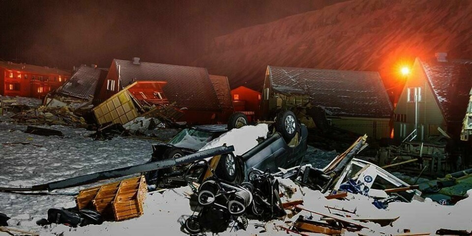 Snøskredet traff 11 av husene som kalles spisshusene i Longyearbyen. Ei jente og en mann døde i skredulykken. De ble fanget under snøen inne i husene.