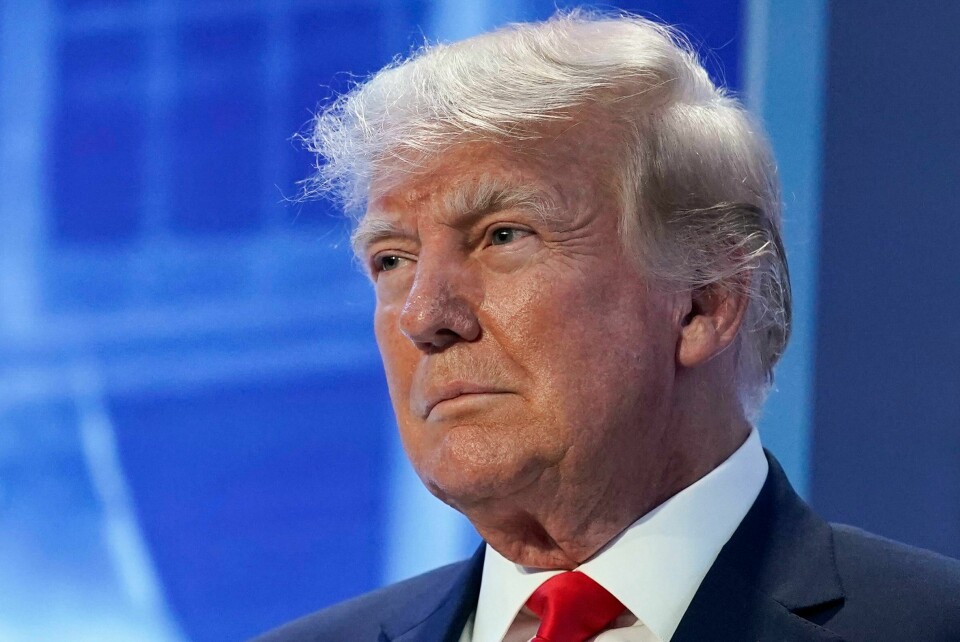TILTALT: Donald Trump er tidligere president i USA. Han er tiltalt for forsøk på å gjøre om på valgresultatet i delstaten Georgia. Flere andre er også tiltalt i saken. USAs ekspresident Donald Trump raser mot den nye tiltalen mot ham. Foto: Matt Rourke / AP / NTB