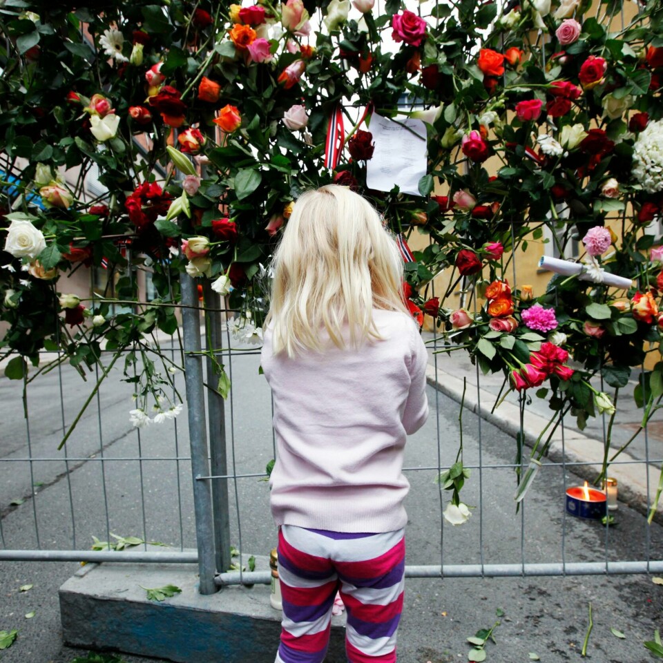 ROSER: Dagene etter terroren viste folk sin sorg og kjærlighet med blomster. Søndag åpnes et varig minnesmerke i Regjeringskvartalet i Oslo.