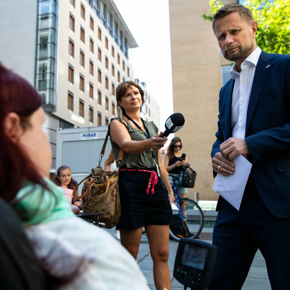 DEBATT: Bare barn og unge i Norge kan få medisinen Spinraza. Det skaper debatt. Her møter helseminister Bent Høie folk som lider av sykdommen SMA.