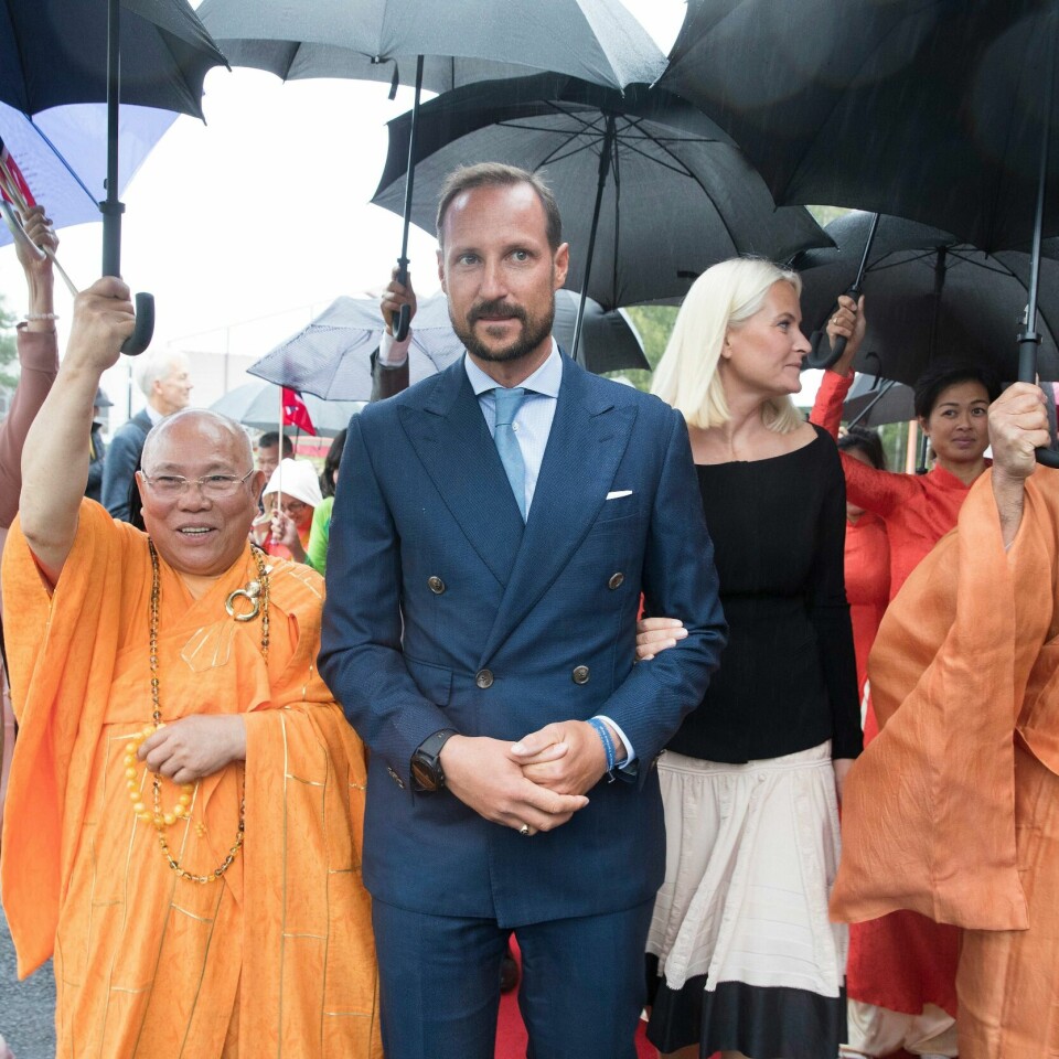 BESØK: Kronprinsparet besøkte et buddhisttempel på Jessheim.
