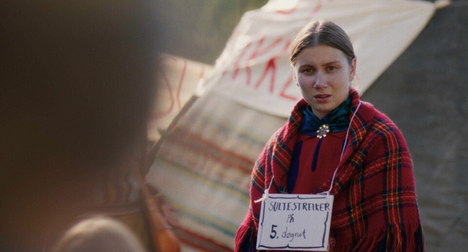 AMANDAPRISEN: Filmen «Ellos eatnu – La elva leve» fikk prisen for beste norske kinofilm. Artist Ella Marie Hætta Isaksen spiller hovedrollen. Bildet viser skuespiller Ella Marie Hætta Isaksen i filmen «Ellos eatnu – La elva leve».