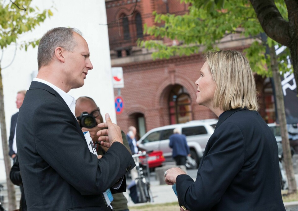 LISTHAUG: Sylvi Listhaug måtte slutte som justisminister. Nå blir hun trolig nestleder i Fremskrittspartiet. Her snakker hun med Ketil Solvik-Olsen fra samme parti.
