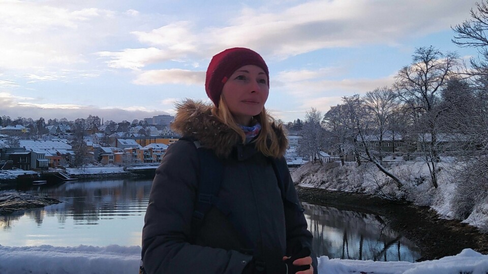 FLYKTET: Oksana Martynenko flyktet med barna fra krig. Hun var redd hun aldri fikk sett mannen sin igjen. Oksana Martynenko står ute. Det er snø bak henne og hun har på uteklær. Hun ser håpefullt ut i luften.