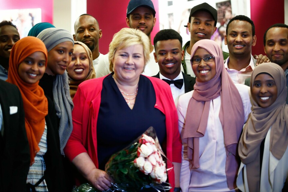 GLADE: Somaliere i Norge er de mest fornøyde innvandrere. Her besøker statsminister Erna Solberg somaliere under Ramadan i 2018.