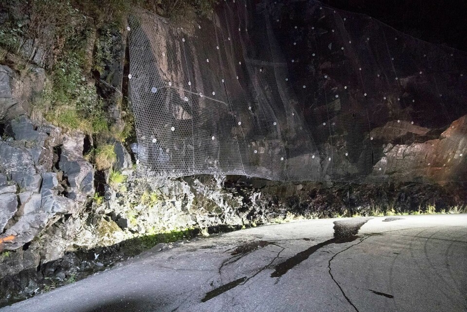 VEGG: Bilen traff denne fjellveggen søndag. Alle de fem i bilen døde. Fire av dem var fra Kragerø. Rjukan 20180902.
fem personer døde da en veteranbil krasjet i en fjellvegg på vei ned fra Gaustadtoppen mor Rjukan søndag. Bilen ble kjørt til vegetasjonen på Notodden i løpet av natten.
Foto: Terje Pedersen / NTB scanpix