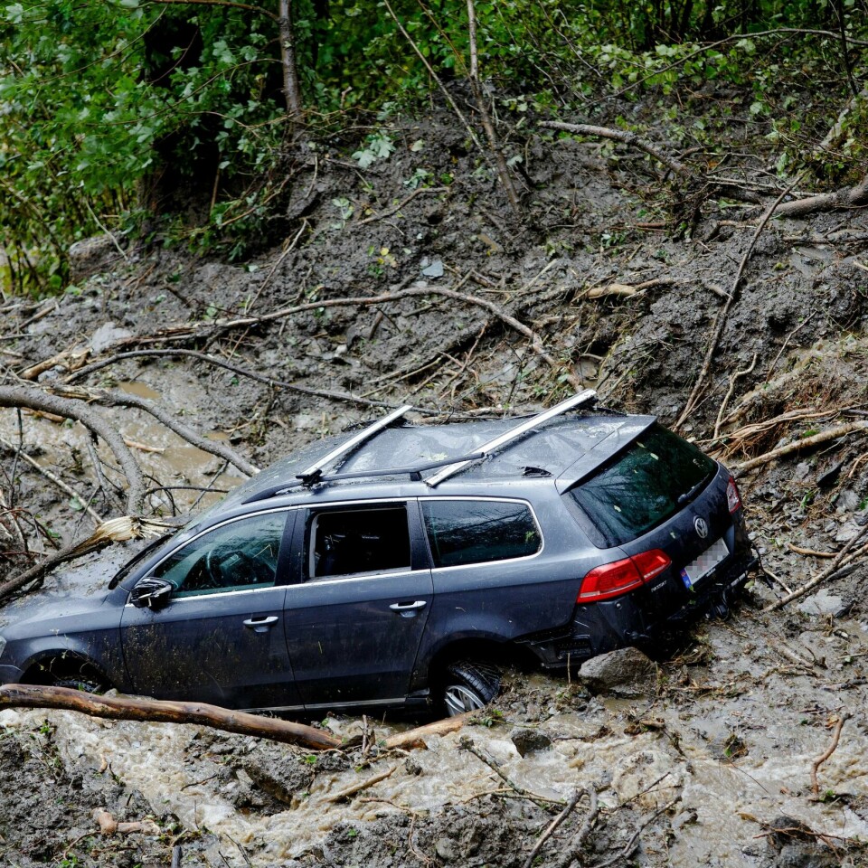 Samnanger 20180926.Et stort jordras tok med seg en bil da det raste over Liavegen og ned til sjøen onsdag.Foto: Paul S. Amundsen / NTB Scanpix