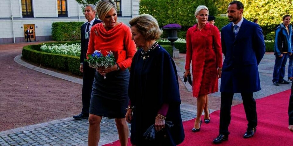 BESØK: : Nederlands kong Willem-Alexander og dronning Maxima er på offisielt besøk i Norge. Her går Maxima sammen med donning Sonja, mens kronprinsesse Mette-Marit og kronprins Haakon følger rett bak.
