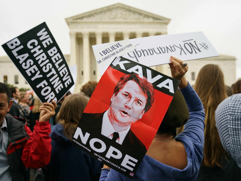 PROTESTERER: Mange protesterer mot Brett Kavanaugh. De tror på kvinnen som anklager ham for forsøk på voldtekt.
