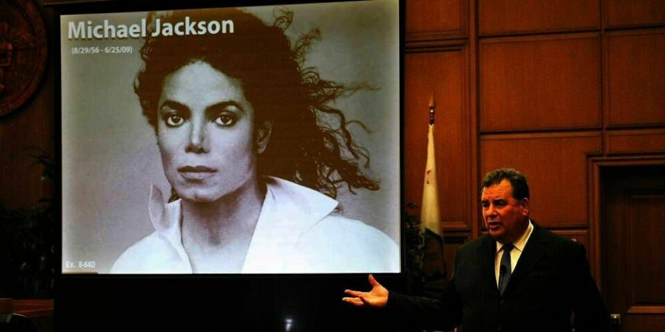 AVVIST: Her snakker advokaten Brian Panish for familien til Michael Jackson i retten. De mente at firmaet AEG Live måtte ta ansvar for at artisten døde i 2009. Men det blir ingen rettssak.