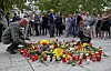 Bildet viser blomster på gata. Det er på stedet der en mann ble drept i Chemnitz.