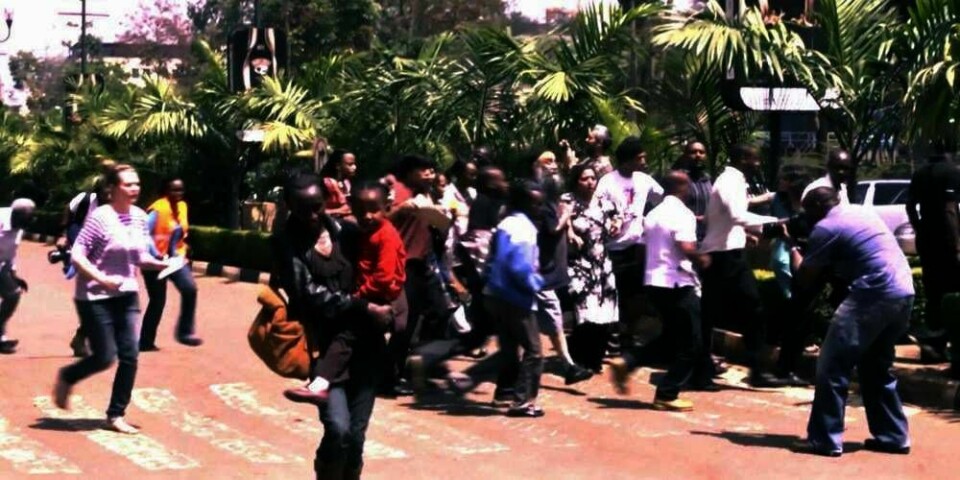 TERROR: Mennesker flykter fra kjøpesenteret Westgate i Kenya 21. september. Terrorgruppa al-Shabaab angrep senteret. En norsk statsborger kan ha vært med på angrepet.