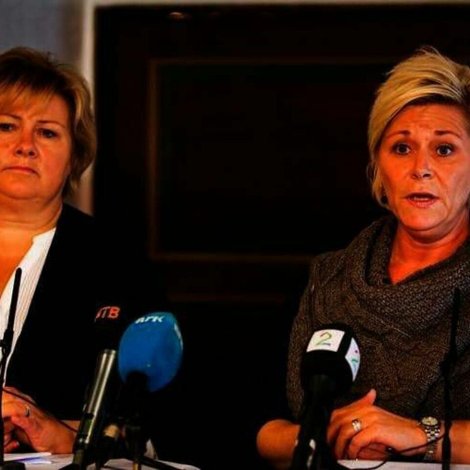 DISKUTERER: Høyres leder Erna Solberg (til venstre) og Frps leder Siv Jensen (til høyre) diskuterer mange saker. De er allerede enige om flere ting. Men begge ønsker seg jobben med å styre Helse-Norge.