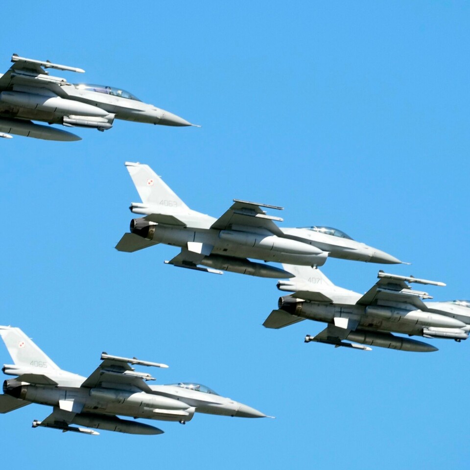 UKRAINA: USA vil godkjenne at det blir sendt F-16-fly til Ukraina så fort opplæringen i bruken av dem er fullført. USA-produserte F-16-fly i himmelen over Polens hovedstad tirsdag. Foto: Czarek Sokolowski / AP / NTB