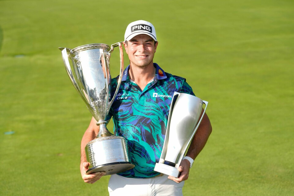 GOLF: Viktor Hovland hadde hendene full av premier søndag. Viktor Hovland hadde hendene full av premier søndag. Foto: Charles Rex Arbogast, AP / NTB