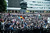 Bildet viser en stor folkemengde på Karl Marx-plassen i Chemnitz.