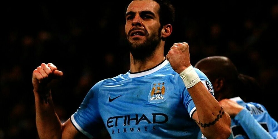 Denne helgen spilles nok en viktig runde i Premier Leauge. Manchester City jakter ny målrekord. Her har Citys Negredo skåret mot Liverpool. Det var i kampen i går.