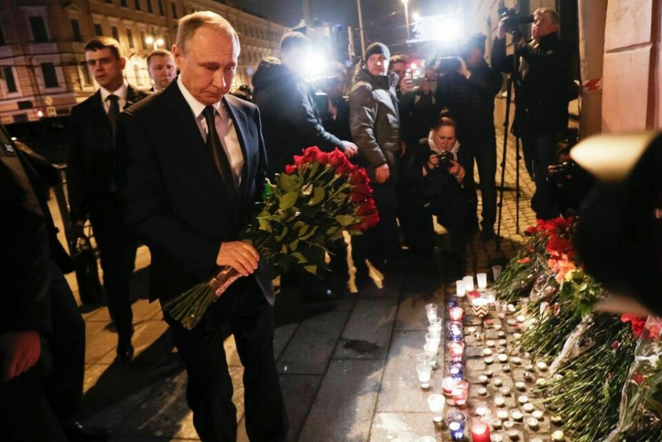 TAUS: President Vladimir Putin la ned blomster. Han sa ikke et ord.