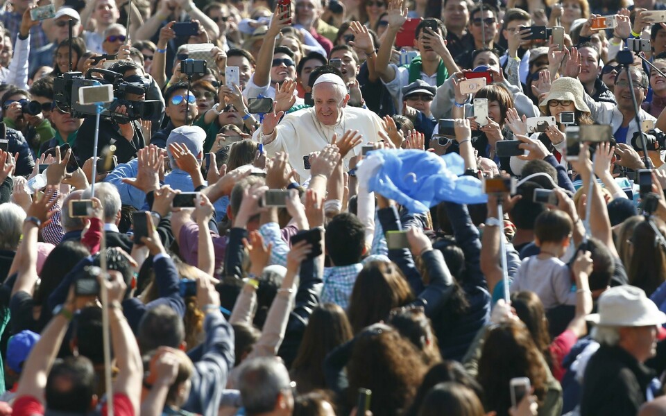 PAVEN: Pave Francis hilser på folk på St. Petersplassen.