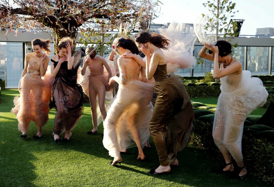 VIND: Vinden tar tak i modellenes kjoler. De er bak scenen på et moteshow i Japan.