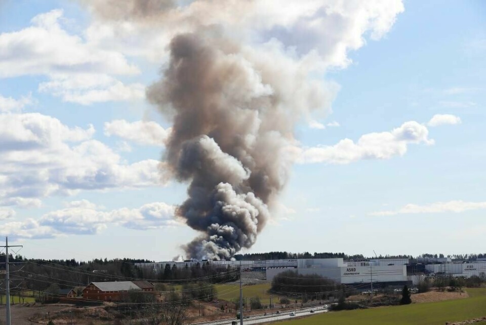 RØYK: Det kommer mye giftig røyk ut av lageret til Asko. Brannen startet fradag, men startet på nytt tirsdag.