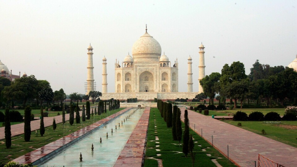 ÅPNER: Taj Mahal er en populær turist-attraksjon i India. Nå åpner den samtidig som stadig flere blir smittet i landet.