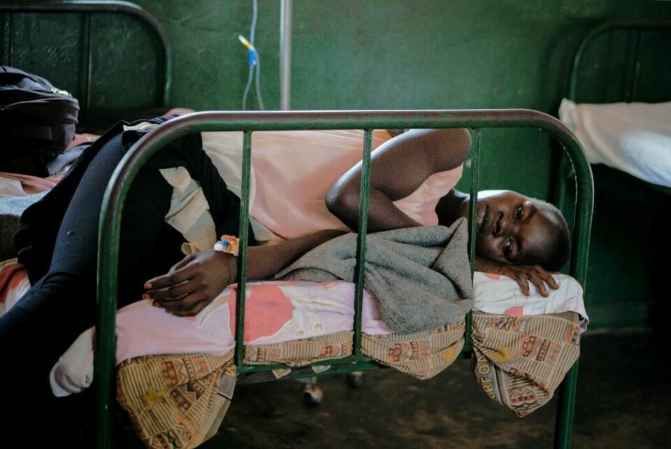 SYK: En jente har hatt malaria i Uganda. Hun har fått medisiner og hviler seg på senga etterpå. Nå skal mange barn få vaksine mot sykdommen.