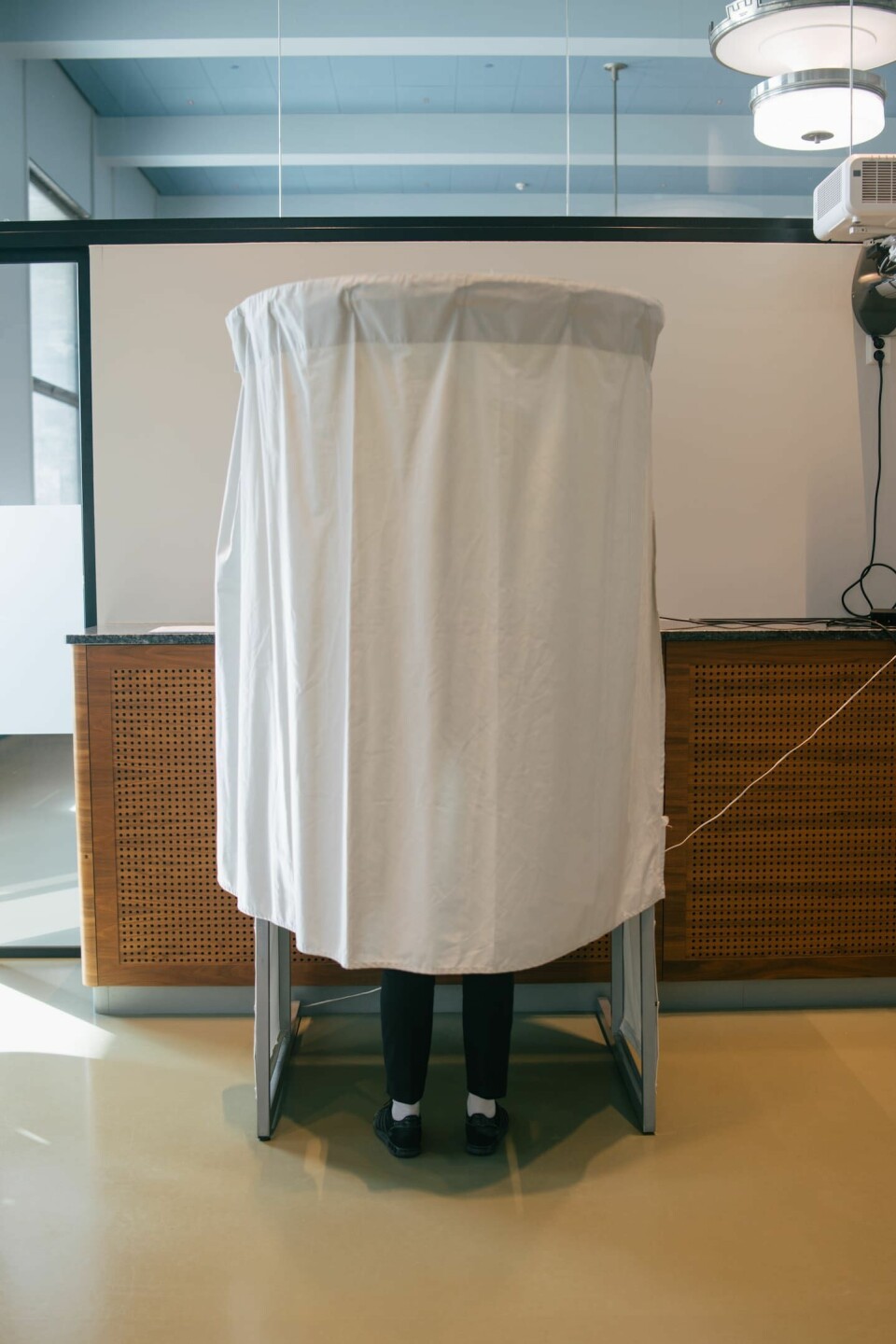 HEMMELIG: I stemmeavlukket kan ingen se hvem du stemmer på. Valget er hemmelig. Stemmeavlukke