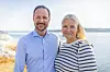 Kronprins Haakon og kronprinsesse Mette-Marit fotografert ved Neidenelva i Sør-Varanger kommune. Kronprinsfamilien seilte i sommer med kongeskipet Norge langs kysten av Finnmark. Foto: Jan Langhaug / NTB