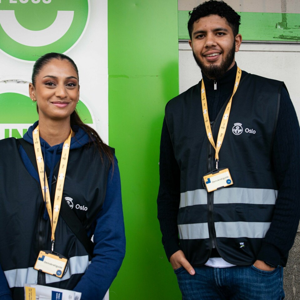 DEMOKRATI-GUIDER: Momina Khan og Hasnain Asghar er demokrati-guider. De hjelper velgere å forstå årets lokalvalg i Oslo. Bildet viser demokratiguidene Momina Khan og Hansnain Asghar.