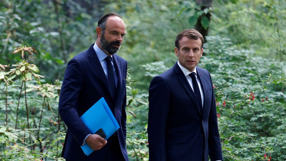 SLUTTER: Edouard Philippe slutter som statsminister i Frankrike. Her er han sammen med president Emmanuel Macron (til høyre). Foto: Christian Hartmann / Pool via AP / NTB scanpix