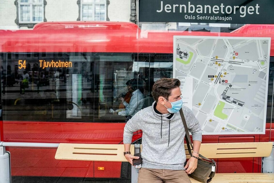 VENTE: Voksne må vente – enten de har munnbind eller ikke, mener FHI. Nå må skoleungdom få plass først på bussen.
