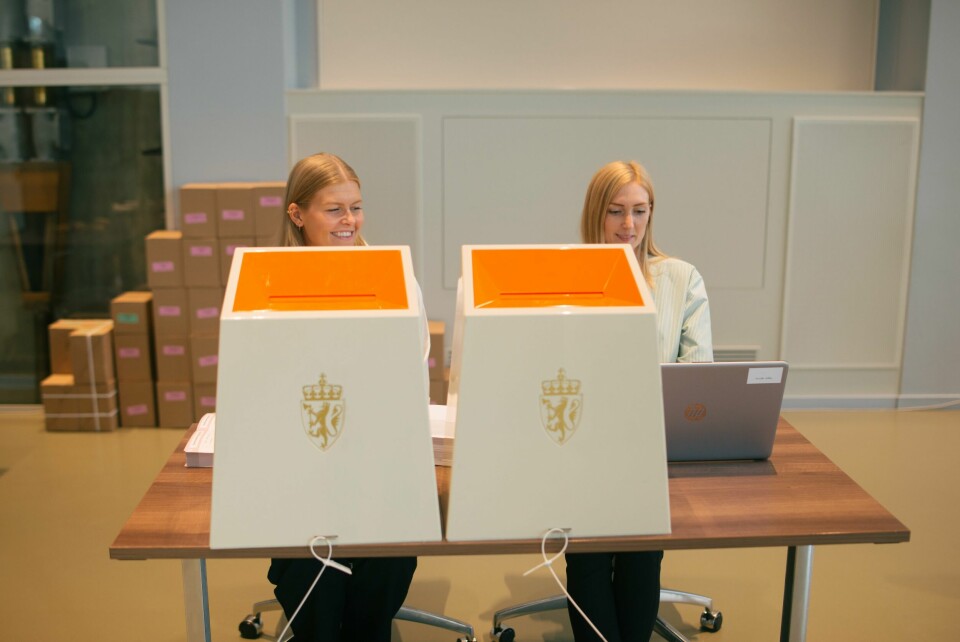 VALGFUNKSJONÆR: Valgfunksjonærene jobber i valglokalet. De kan hjelpe deg. Valgfunksjonær