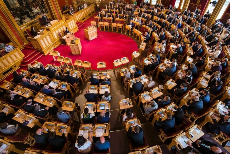 DEBATT: Politikerne diskuterte i åtte timer. Tilslutt bestemte de at små kommuner kan tvinges til å slå seg sammen.