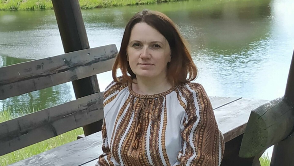 LEVENDE: Olesya Ilyasevuch er fra Ukraina. Hun mener biblioteker bør ha mange aktiviteter. Hun ble imponert over norske bibliotek. Olesya Ilyasevuch sitter ute. Hun sitter ved en benk. Hun ser inn i kameraet og har på en mønstret bluse.