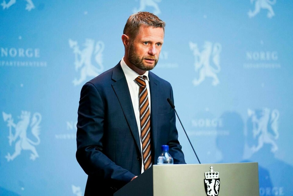 SKJERPER: Helseminister Bent Høie snakket til de unge tirsdag. Han ber dem om å følge regler for smittevern for å unngå korona.
