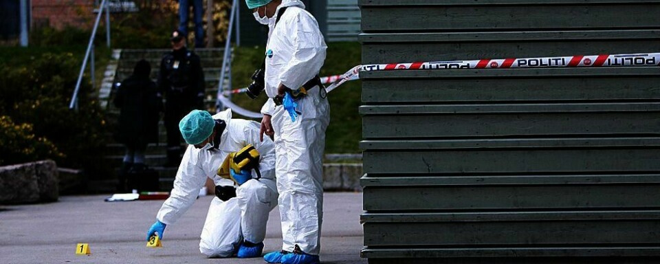 UNDERSØKER: Kriminal-teknikere undersøker steder der en mann ble drept med kniv og to ble såret.