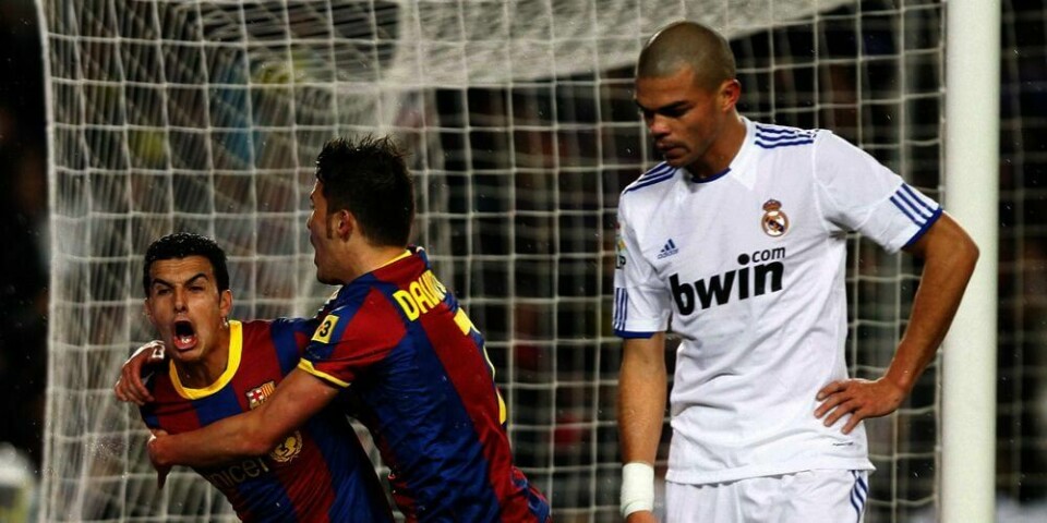 YDMYKET: Real Madrids Pepe (til høyre) står og ser oppgitt på Barcelonas David Villa og Pedro Rodriguez som feirer nok et mål. Barcelona vant 5-0 i kampen mandag.