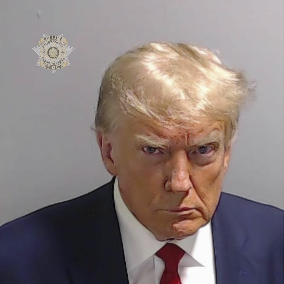 Det offisielle bildet fra pågripelsen av Donald Trump ble offentlig gjort kort etter at ekspresidenten hadde overgitt seg til myndighetene i Georgia. Han ble umiddelbart løslatt mot kausjon. Foto: Sheriffen i Fulton fylke / AP / NTB Bildet viser Donald Trump da han ble pågrepet.
