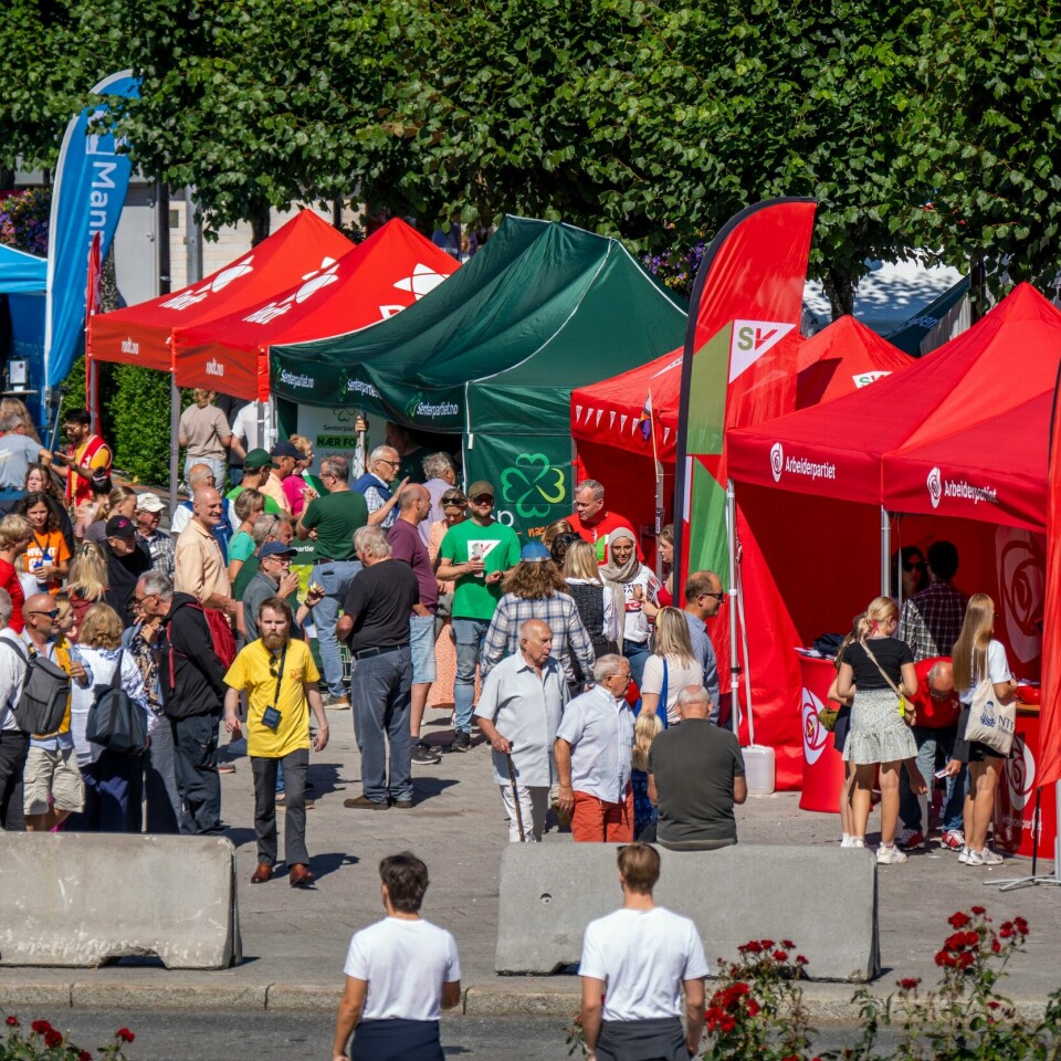 I GANG: Valgkampen er i gang. Hvordan skal partiene få de unge til urnene? Bildet er tatt under Arendalsuka tidligere i august. Bildet viser politiske partier i Arendal.