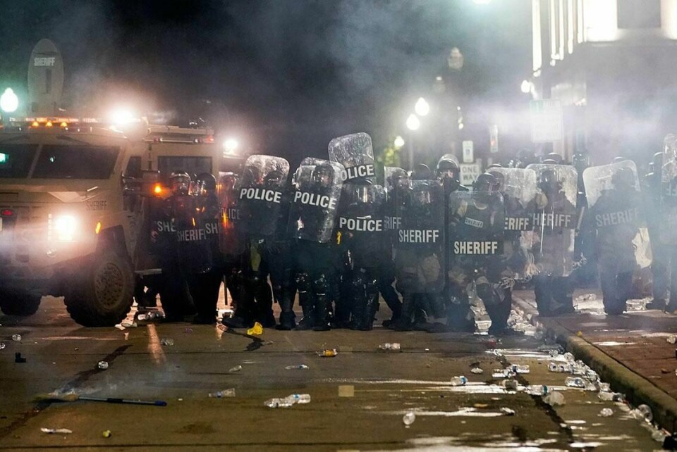 TÅREGASS: Politiet brukte tåregass for å spre demonstrantene i Kenosha i USA.