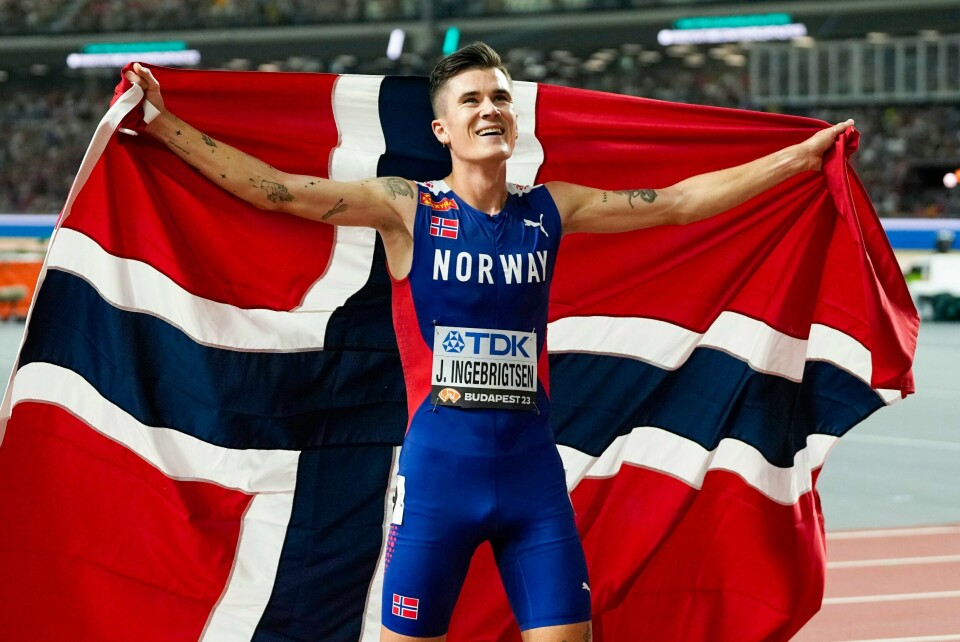 GULL: Jakob Ingebrigtsen jublet for seieren i 5000 meter. Bildet viser Jakob Ingebrigtsen som jubler med det norske flagget rundt seg etter seier i 5000 meter.