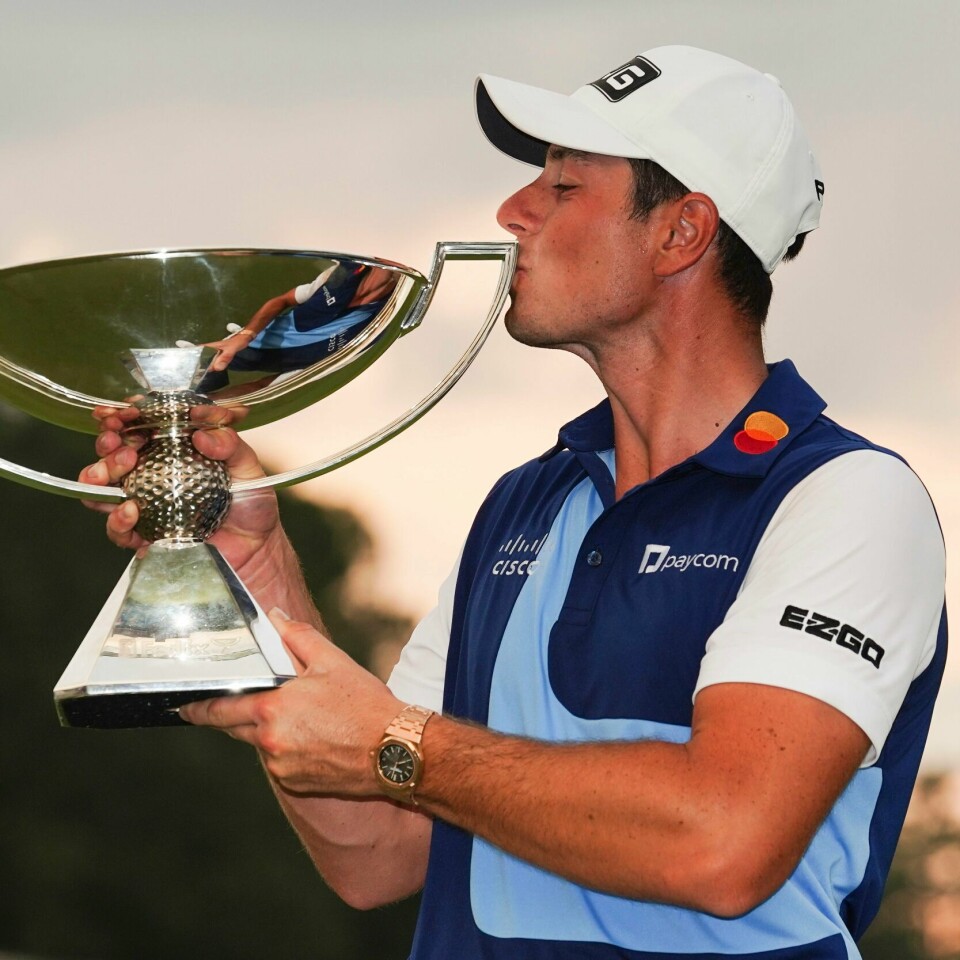 GOLF: Viktor Hovland kysser pokalen etter sin historiske seier. Viktor Hovland kysser pokalen etter sin historiske seier i PGA-turneringen i Atlanta. Foto: John Bazemore / AP / NTB
